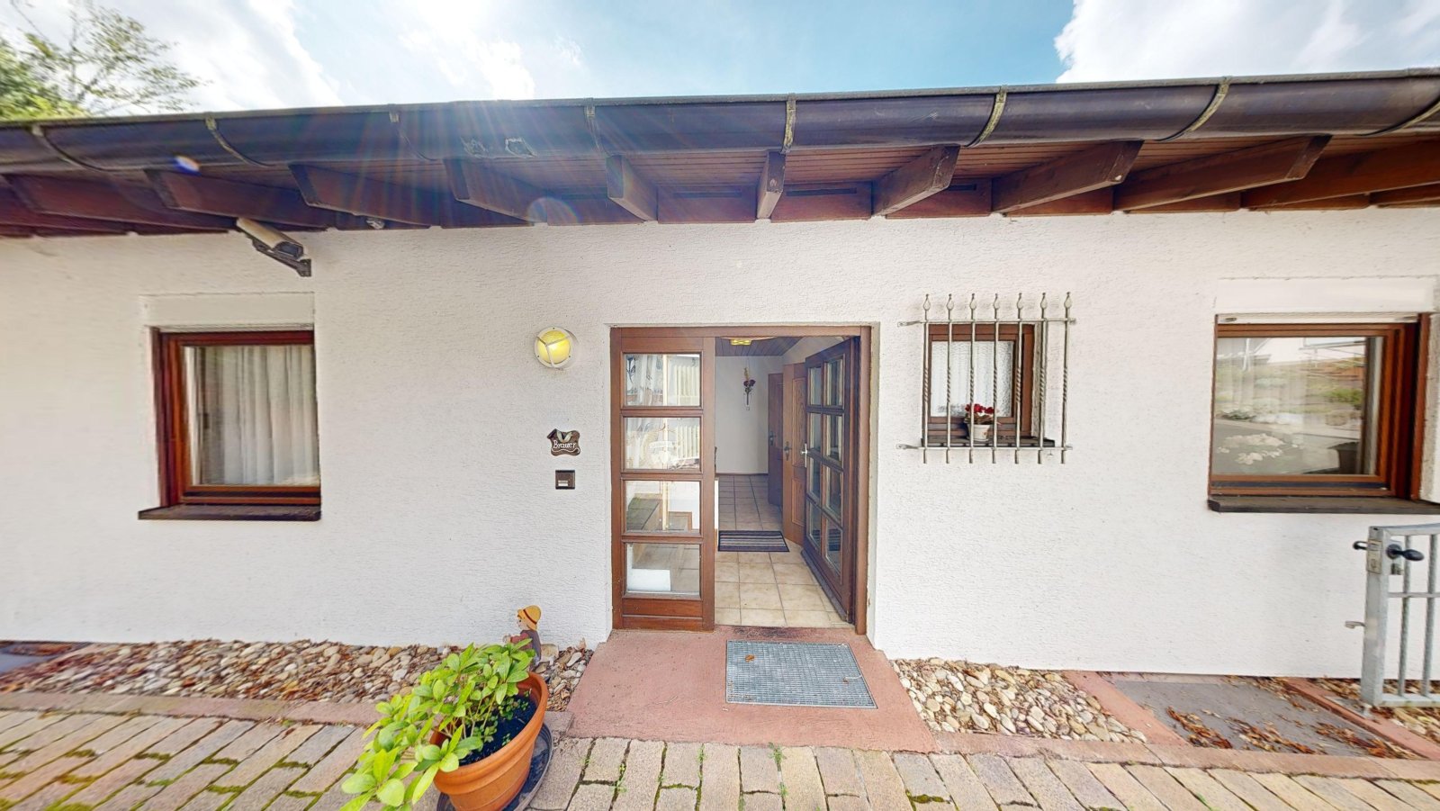 *VERKAUFT* | Einfamilienhaus mit 3 Garagen & Garten in idyllischer Waldrandlage