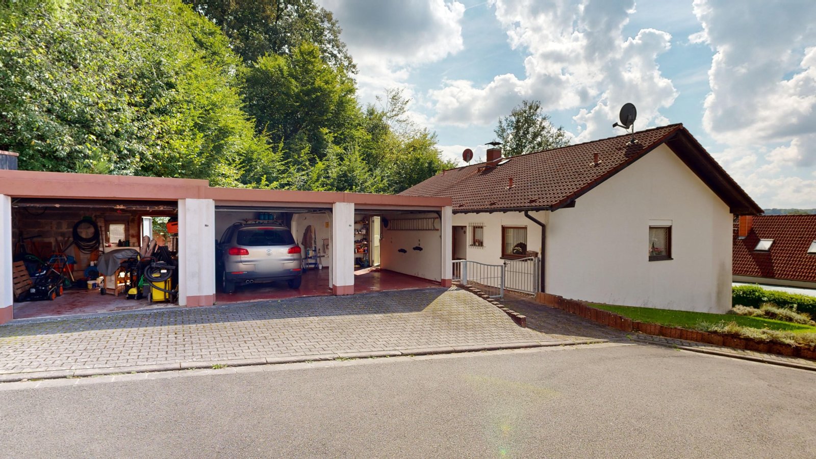 *VERKAUFT* | Einfamilienhaus mit 3 Garagen & Garten in idyllischer Waldrandlage