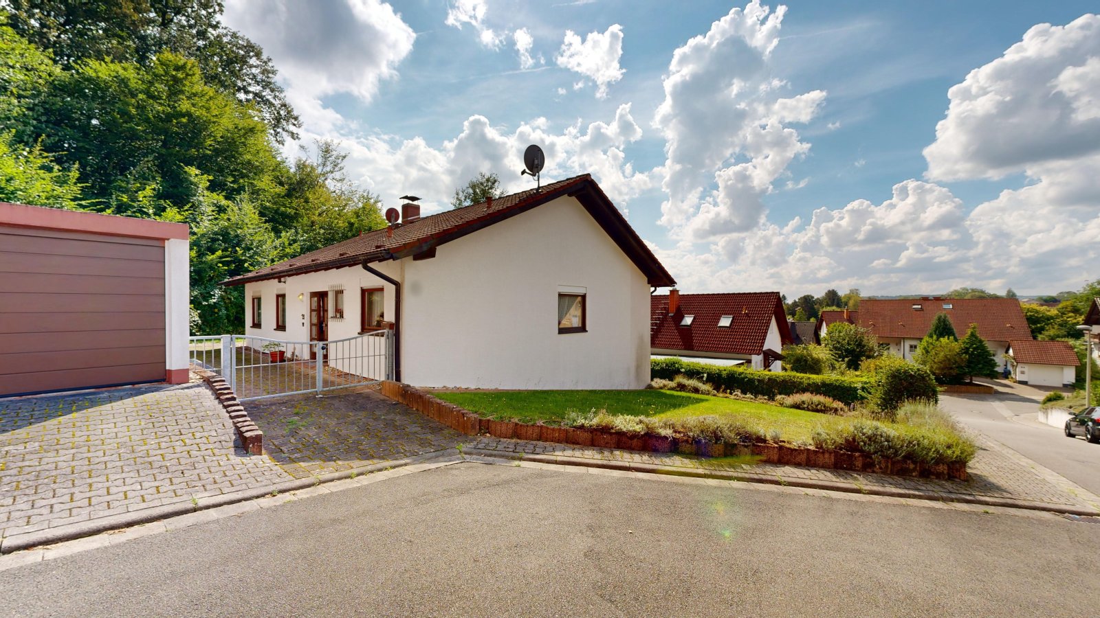 *VERKAUFT* | Einfamilienhaus mit 3 Garagen & Garten in idyllischer Waldrandlage