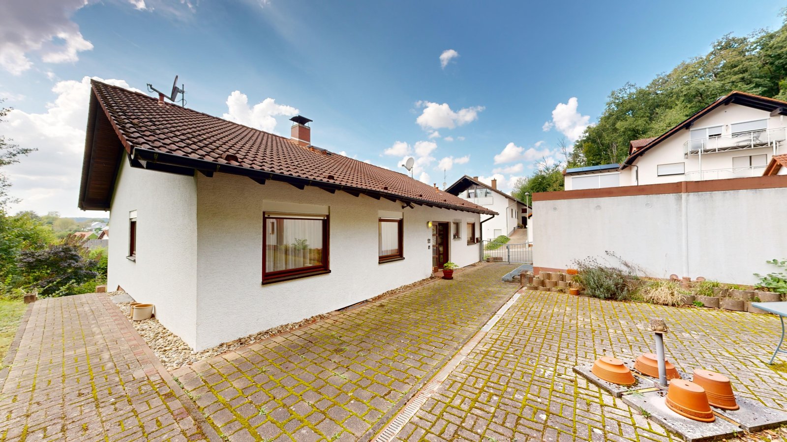 *VERKAUFT* | Einfamilienhaus mit 3 Garagen & Garten in idyllischer Waldrandlage