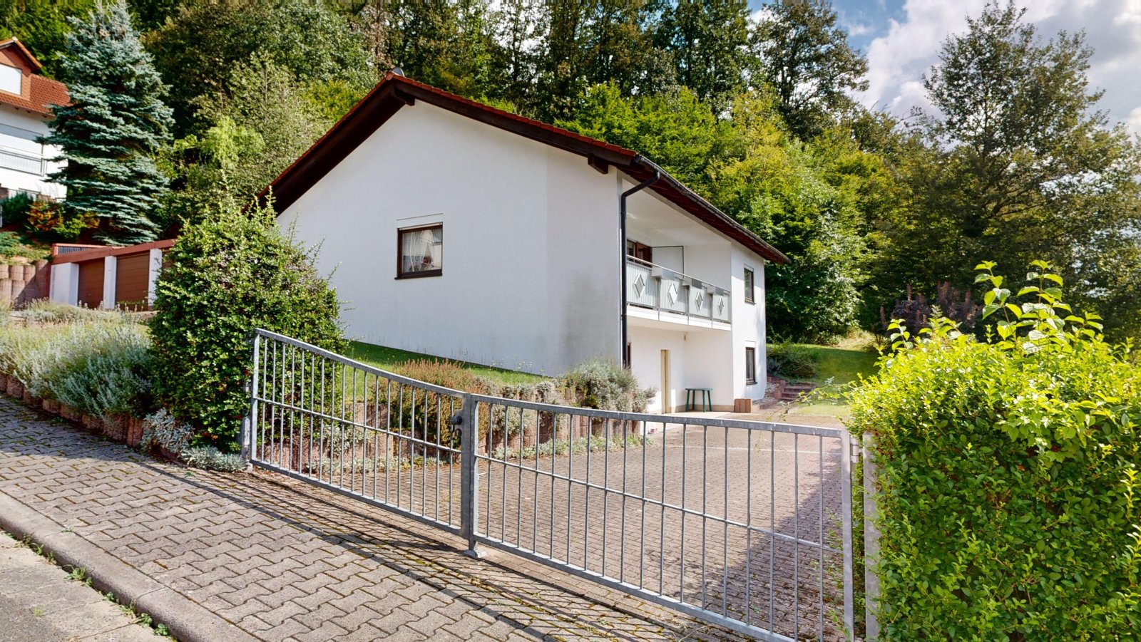 *VERKAUFT* | Einfamilienhaus mit 3 Garagen & Garten in idyllischer Waldrandlage