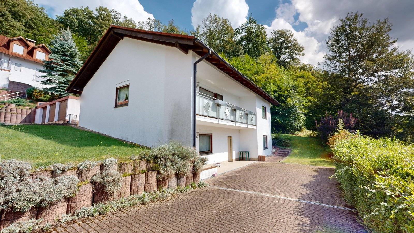 *VERKAUFT* | Einfamilienhaus mit 3 Garagen & Garten in idyllischer Waldrandlage