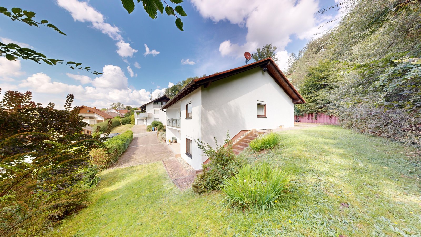 *VERKAUFT* | Einfamilienhaus mit 3 Garagen & Garten in idyllischer Waldrandlage