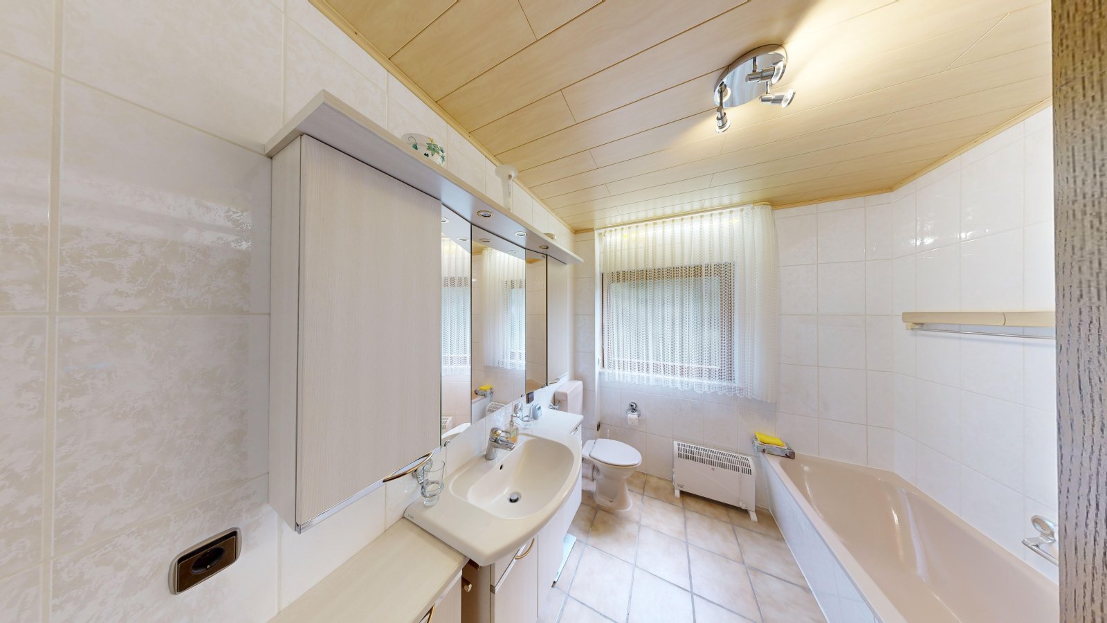 *VERKAUFT* | Einfamilienhaus mit 3 Garagen & Garten in idyllischer Waldrandlage