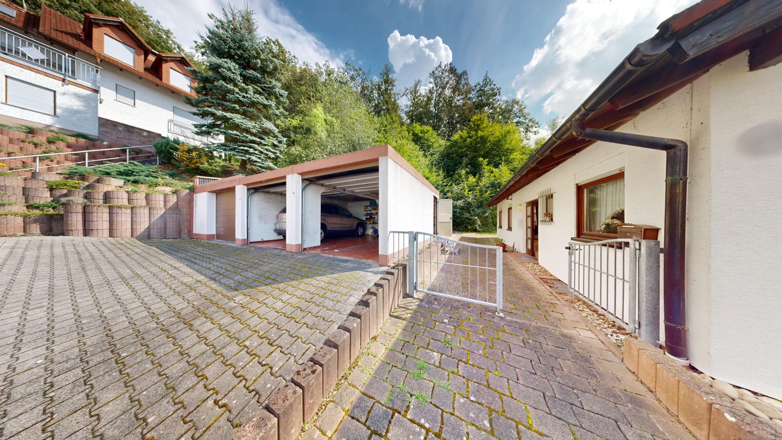 *VERKAUFT* | Einfamilienhaus mit 3 Garagen & Garten in idyllischer Waldrandlage