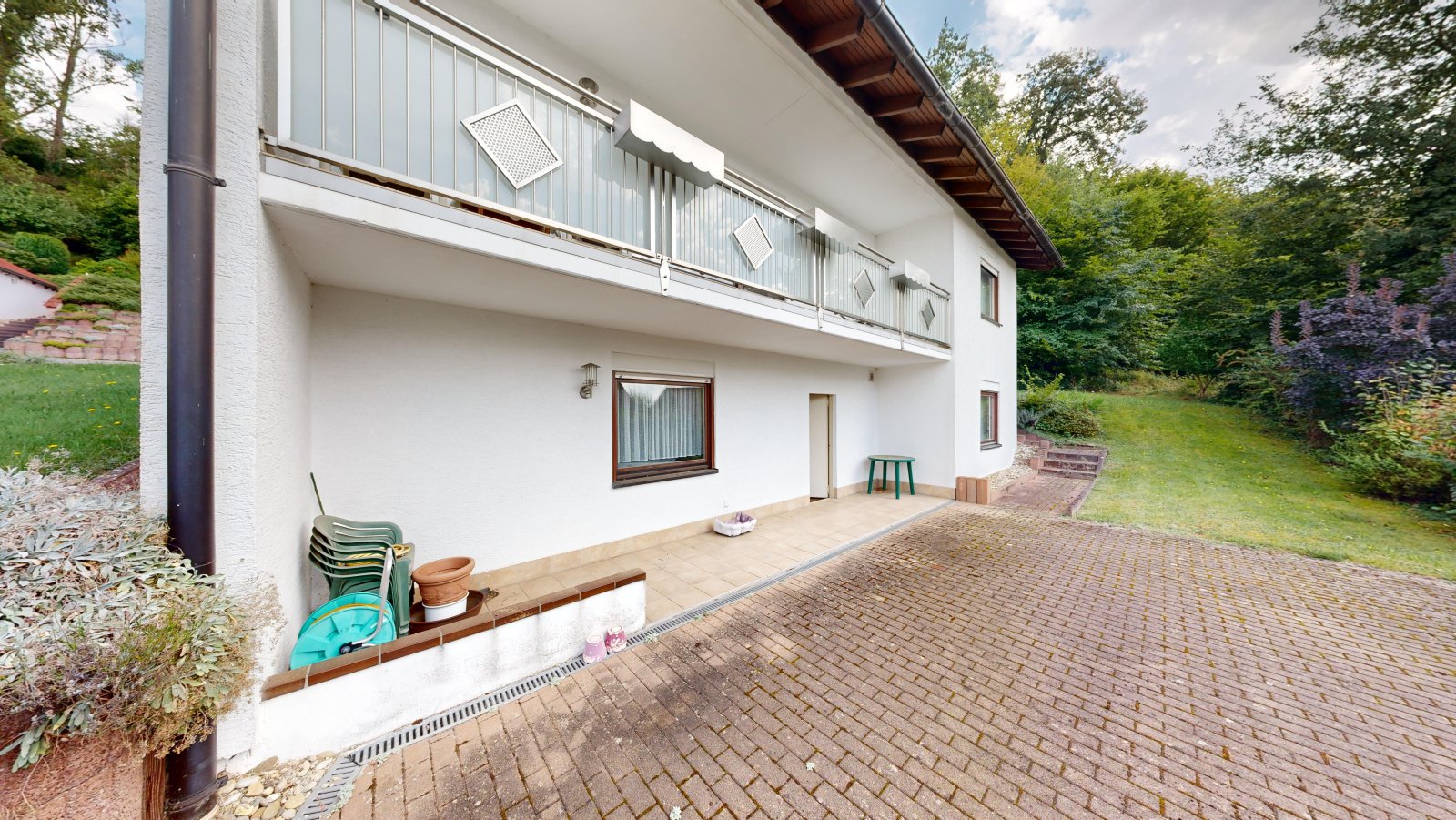 *VERKAUFT* | Einfamilienhaus mit 3 Garagen & Garten in idyllischer Waldrandlage