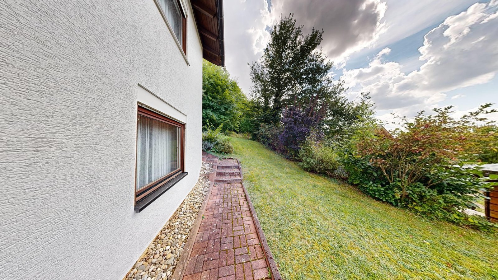 *VERKAUFT* | Einfamilienhaus mit 3 Garagen & Garten in idyllischer Waldrandlage