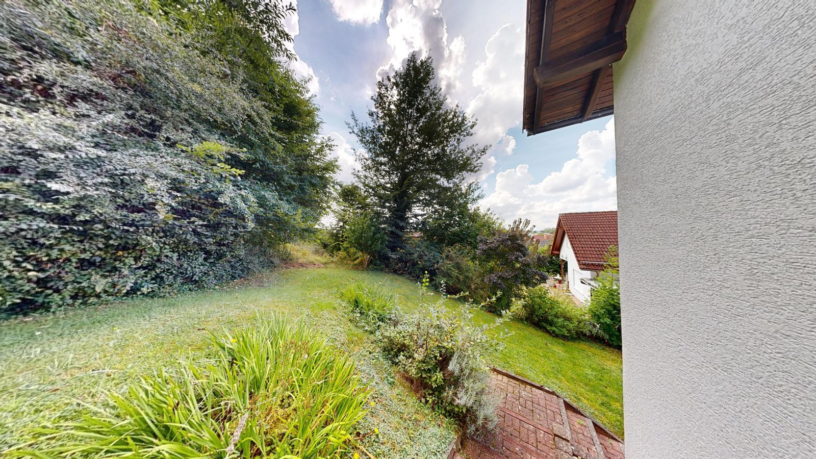 *VERKAUFT* | Einfamilienhaus mit 3 Garagen & Garten in idyllischer Waldrandlage