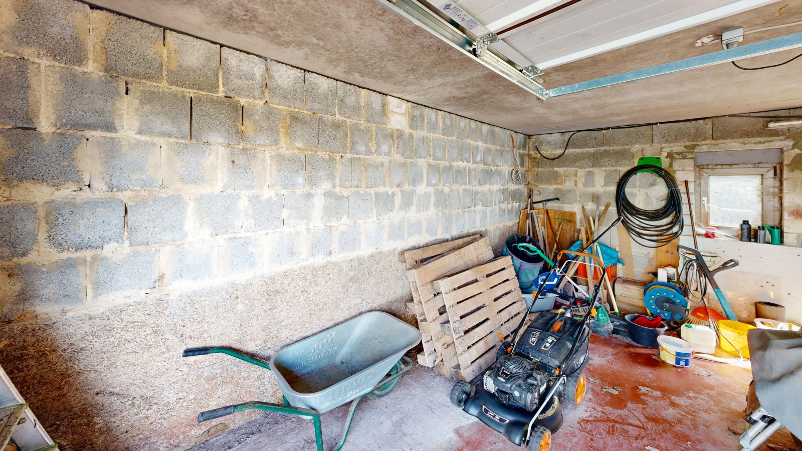 *VERKAUFT* | Einfamilienhaus mit 3 Garagen & Garten in idyllischer Waldrandlage