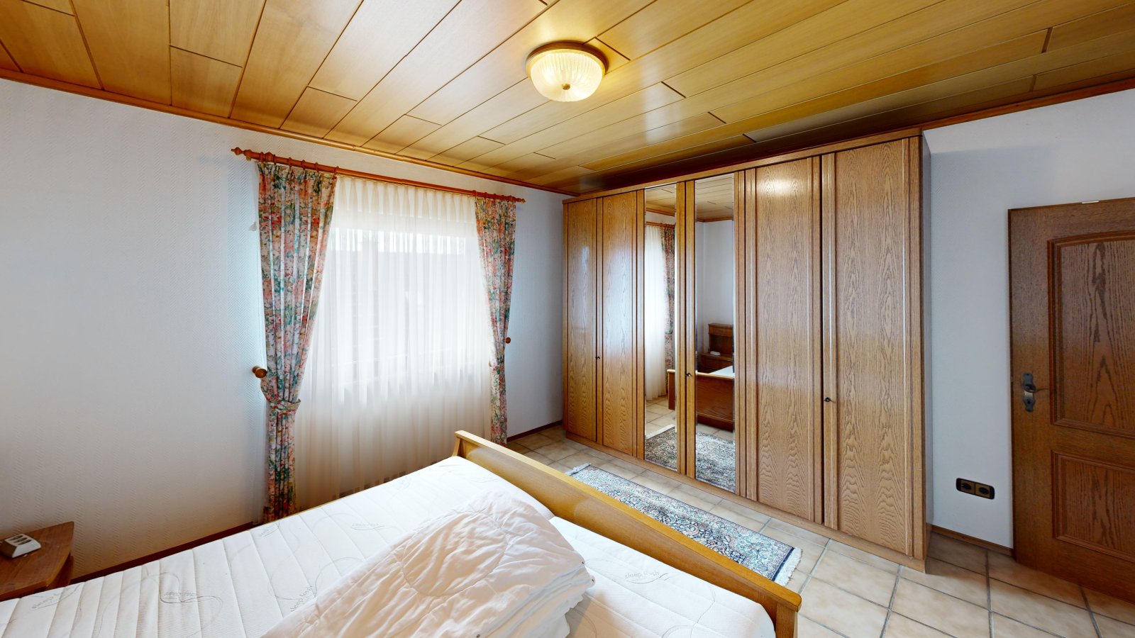 *VERKAUFT* | Einfamilienhaus mit 3 Garagen & Garten in idyllischer Waldrandlage