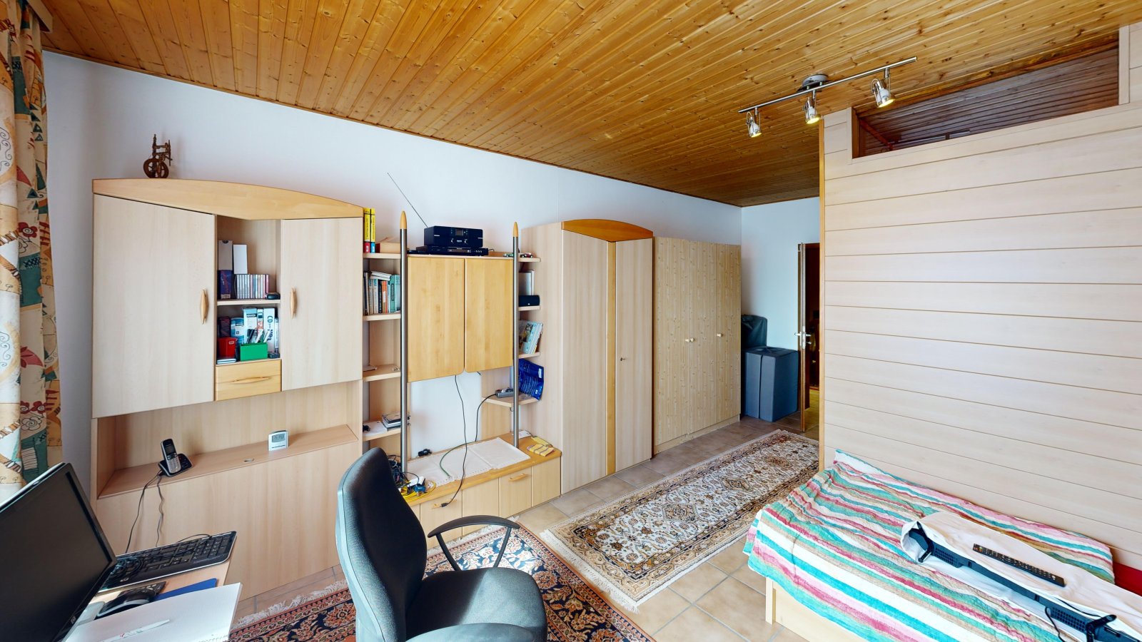 *VERKAUFT* | Einfamilienhaus mit 3 Garagen & Garten in idyllischer Waldrandlage