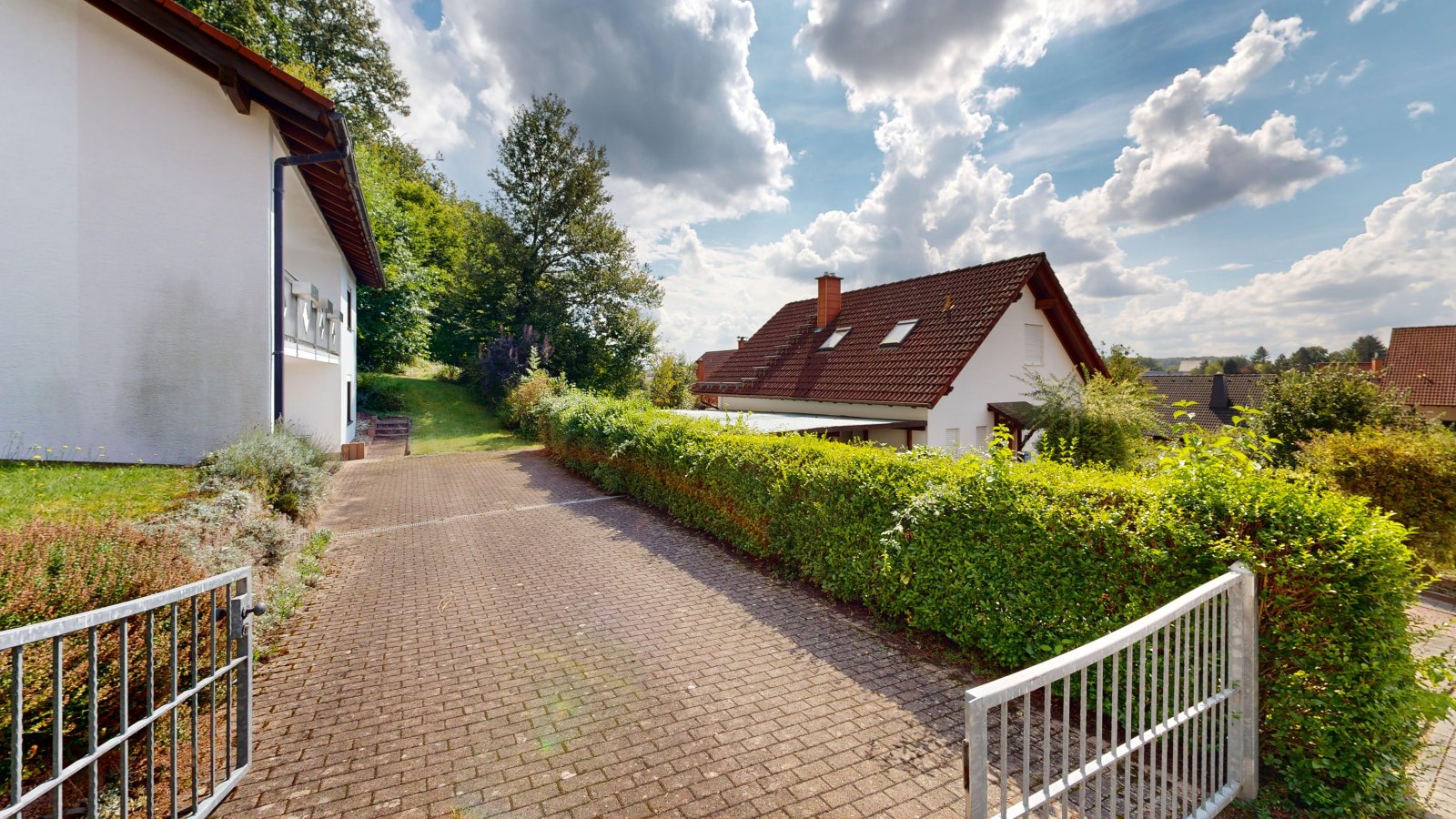 *VERKAUFT* | Einfamilienhaus mit 3 Garagen & Garten in idyllischer Waldrandlage