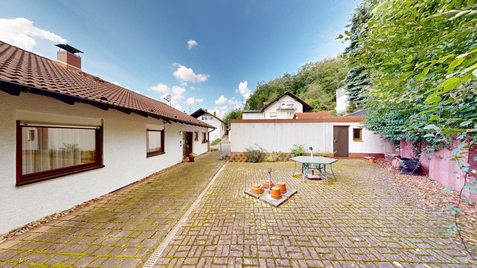 *VERKAUFT* | Einfamilienhaus mit 3 Garagen & Garten in idyllischer Waldrandlage