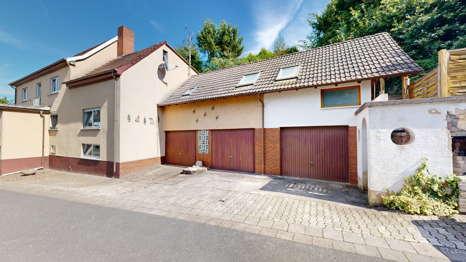 *VERKAUFT* | Einfamilienhaus mit Einliegerwohnung, 3 Garagen & Garten in attraktiver Wohnlage