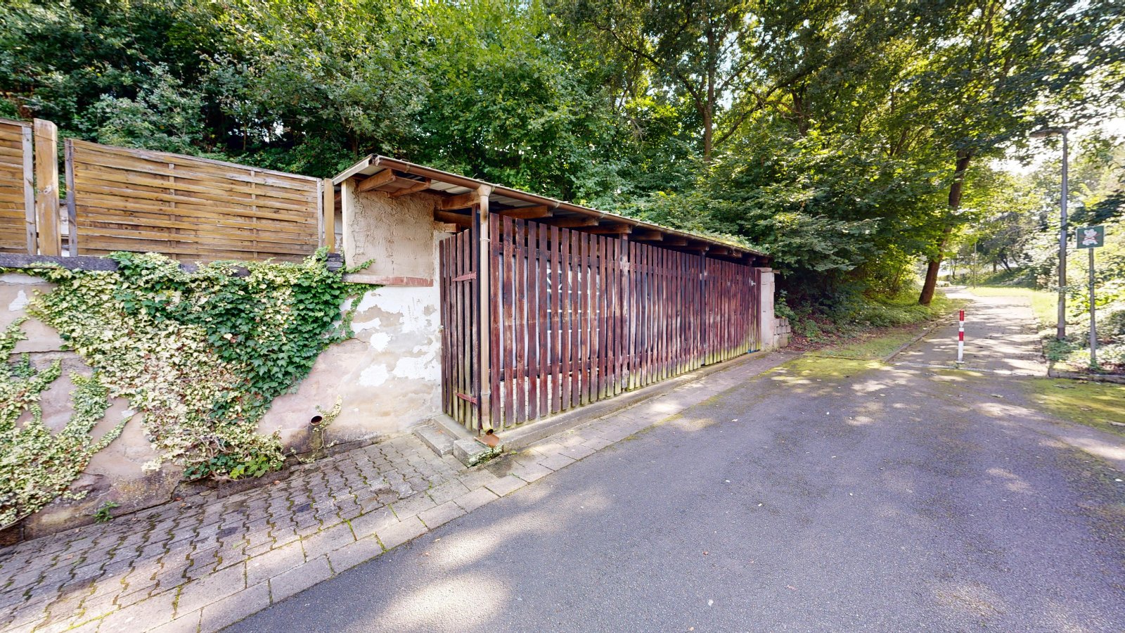 *VERKAUFT* | Einfamilienhaus mit Einliegerwohnung, 3 Garagen & Garten in attraktiver Wohnlage