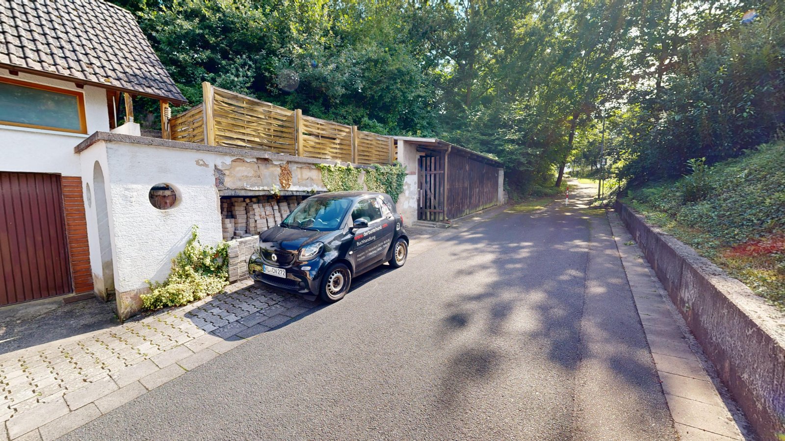 *VERKAUFT* | Einfamilienhaus mit Einliegerwohnung, 3 Garagen & Garten in attraktiver Wohnlage