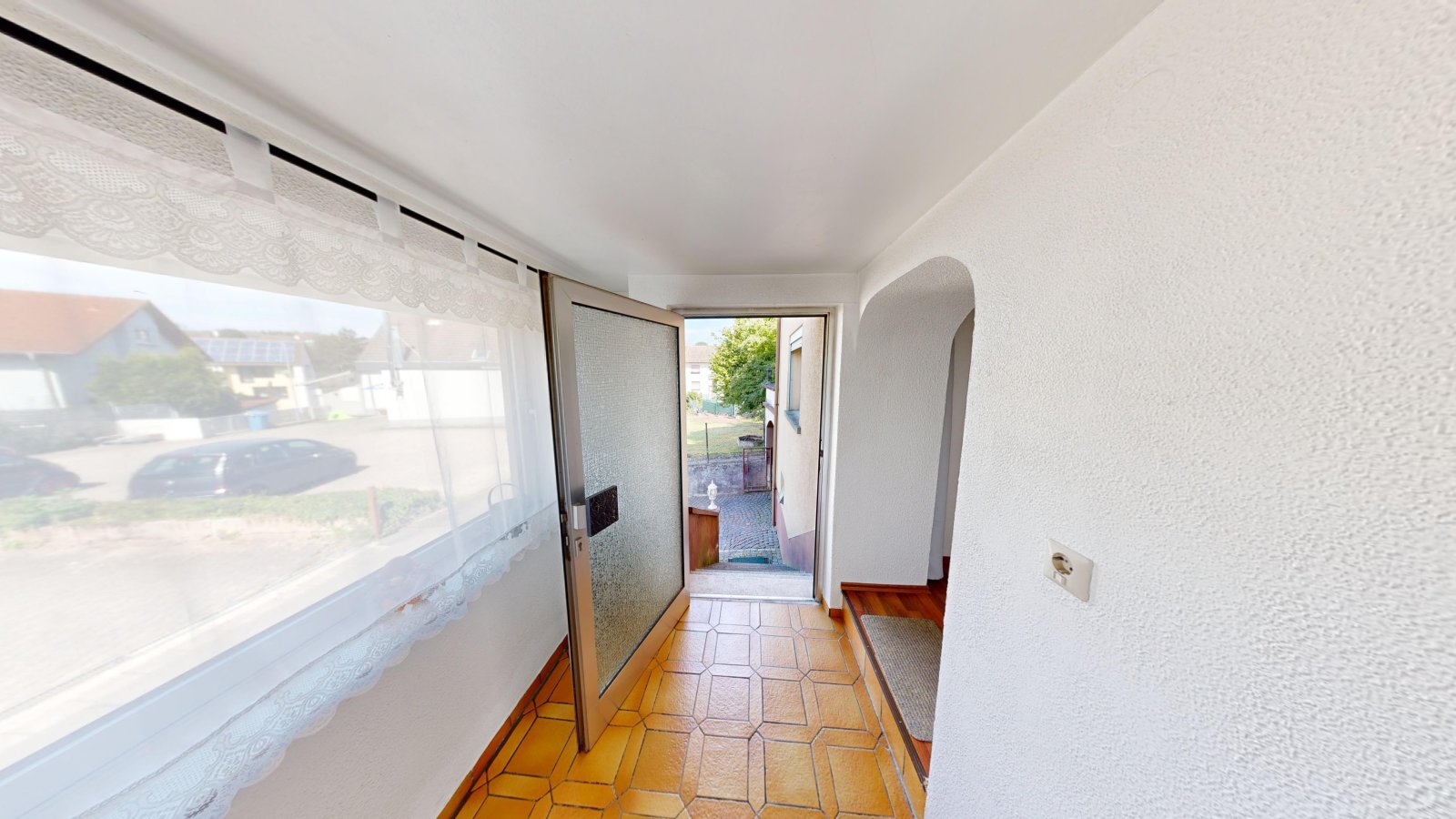 *VERKAUFT* | Einfamilienhaus mit Einliegerwohnung, 3 Garagen & Garten in attraktiver Wohnlage