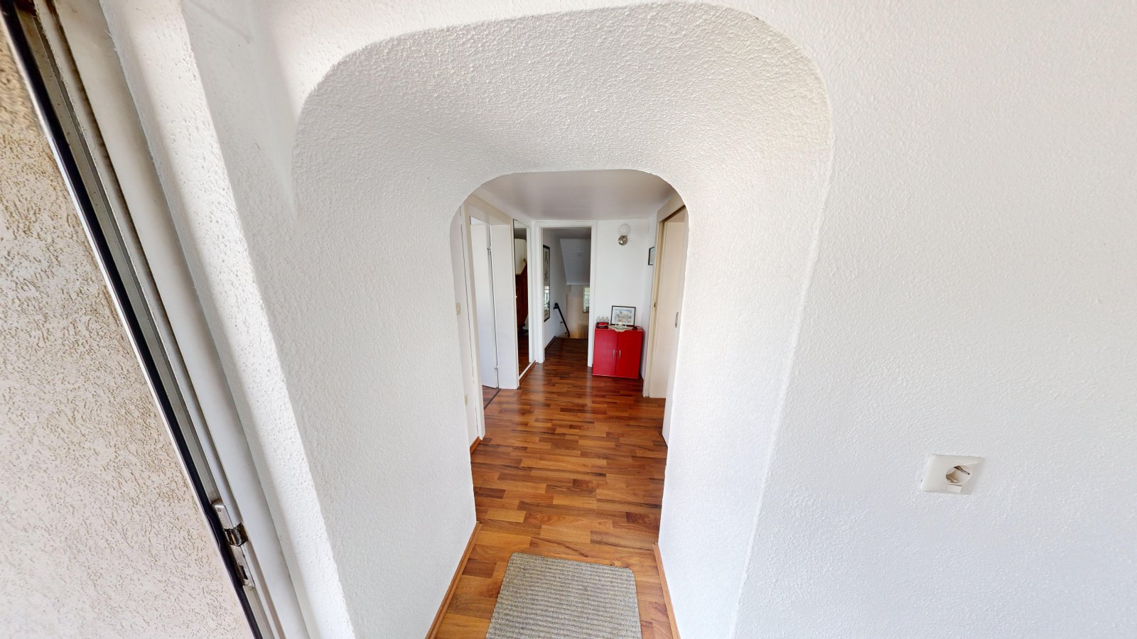 *VERKAUFT* | Einfamilienhaus mit Einliegerwohnung, 3 Garagen & Garten in attraktiver Wohnlage