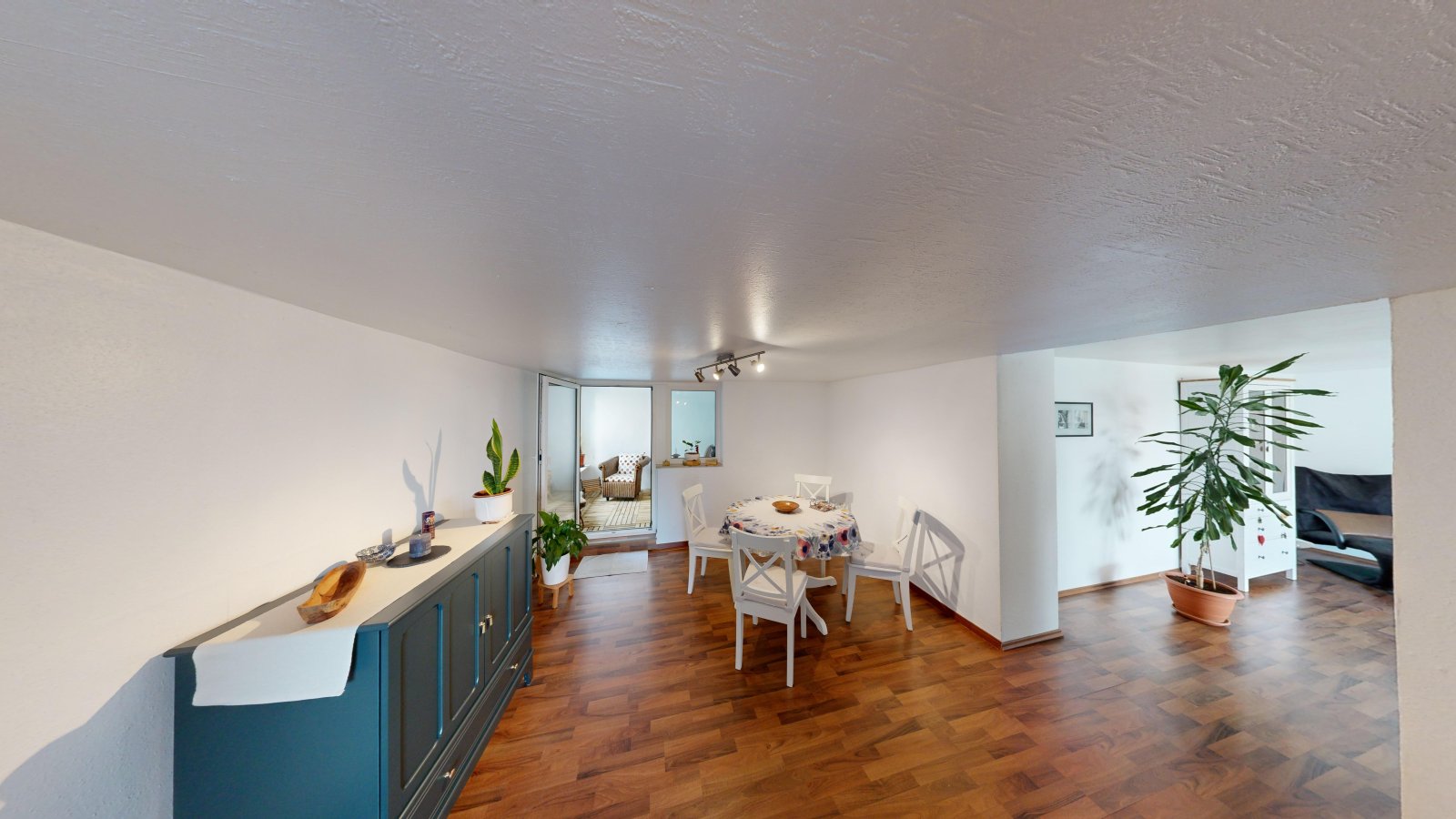 *VERKAUFT* | Einfamilienhaus mit Einliegerwohnung, 3 Garagen & Garten in attraktiver Wohnlage