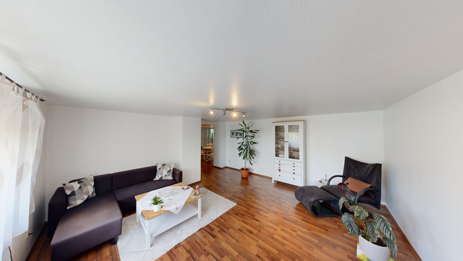 *VERKAUFT* | Einfamilienhaus mit Einliegerwohnung, 3 Garagen & Garten in attraktiver Wohnlage