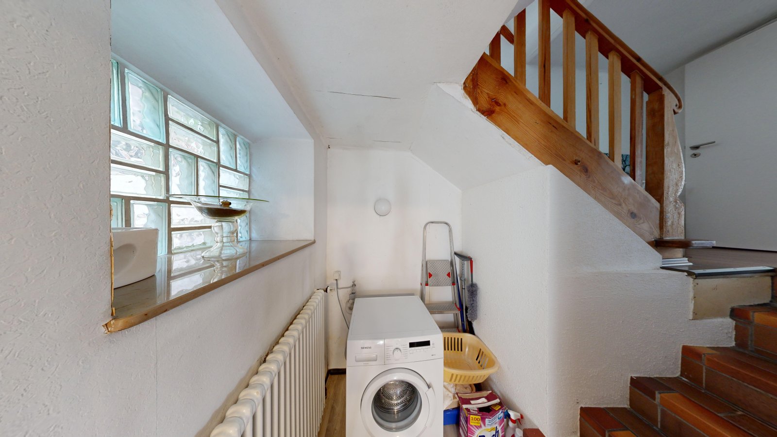 *VERKAUFT* | Einfamilienhaus mit Einliegerwohnung, 3 Garagen & Garten in attraktiver Wohnlage