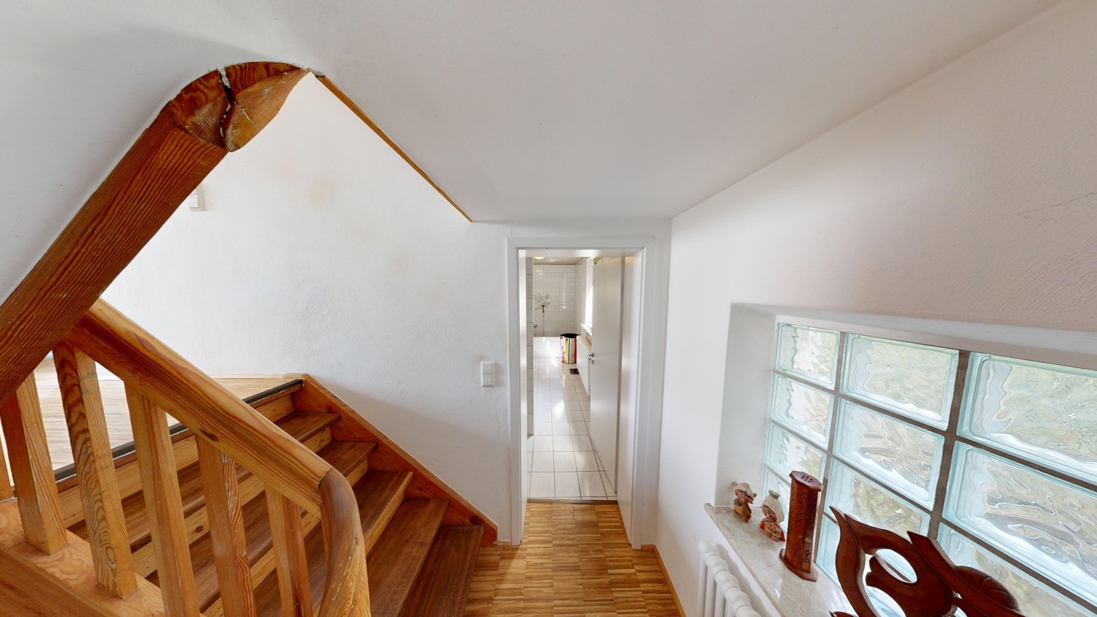 *VERKAUFT* | Einfamilienhaus mit Einliegerwohnung, 3 Garagen & Garten in attraktiver Wohnlage