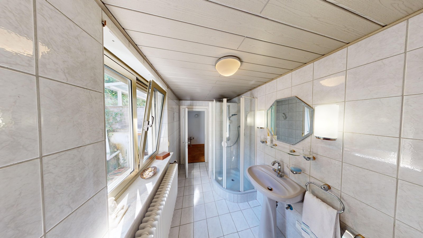 *VERKAUFT* | Einfamilienhaus mit Einliegerwohnung, 3 Garagen & Garten in attraktiver Wohnlage