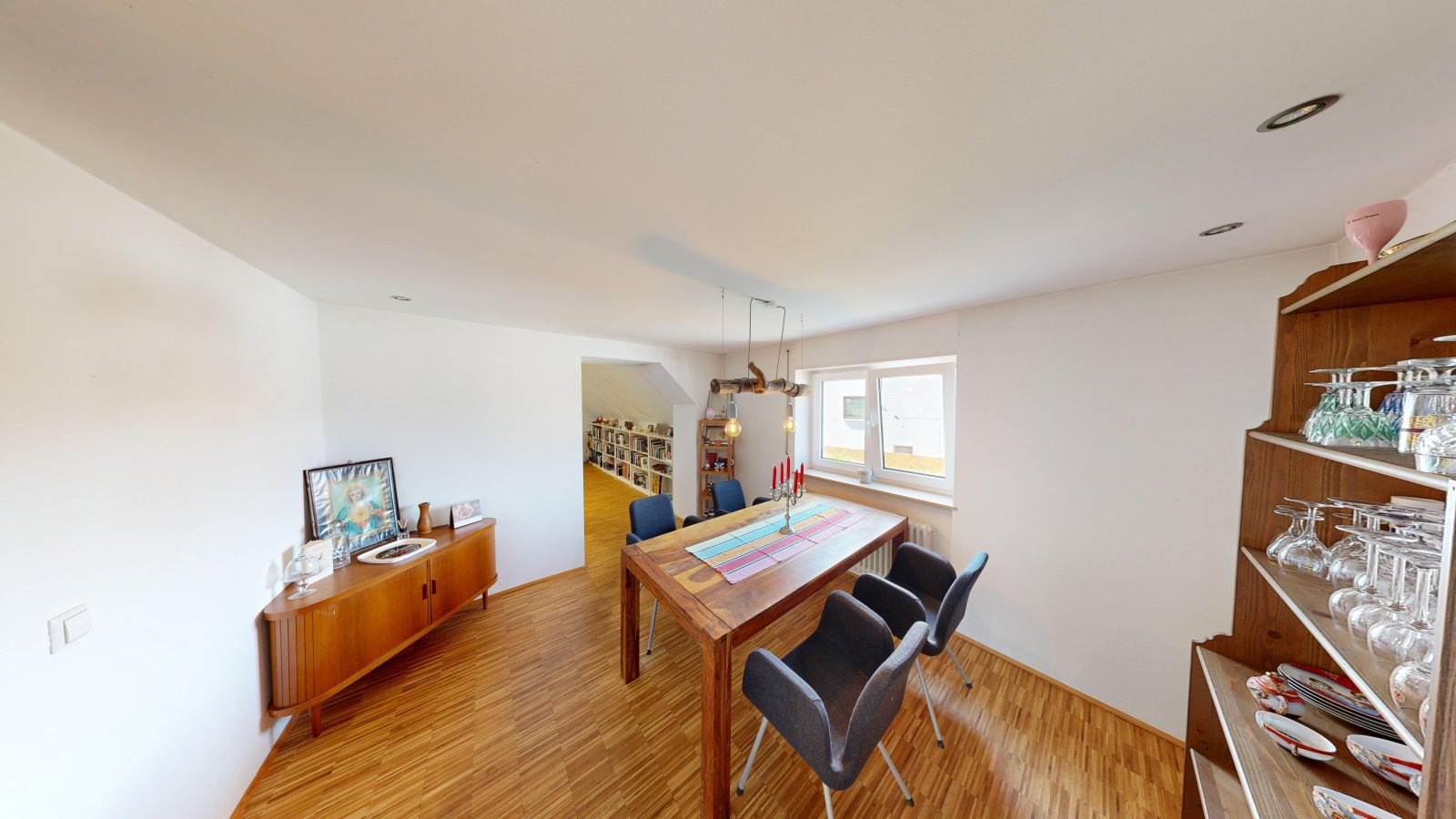 *VERKAUFT* | Einfamilienhaus mit Einliegerwohnung, 3 Garagen & Garten in attraktiver Wohnlage