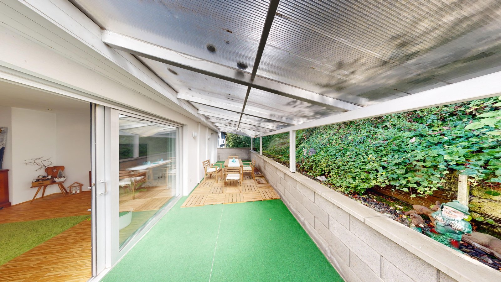 *VERKAUFT* | Einfamilienhaus mit Einliegerwohnung, 3 Garagen & Garten in attraktiver Wohnlage