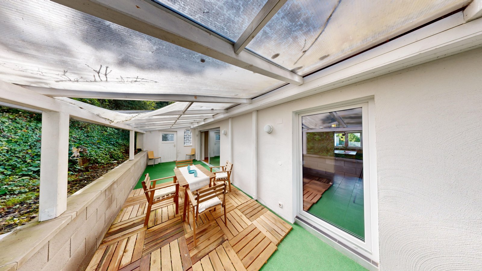 *VERKAUFT* | Einfamilienhaus mit Einliegerwohnung, 3 Garagen & Garten in attraktiver Wohnlage