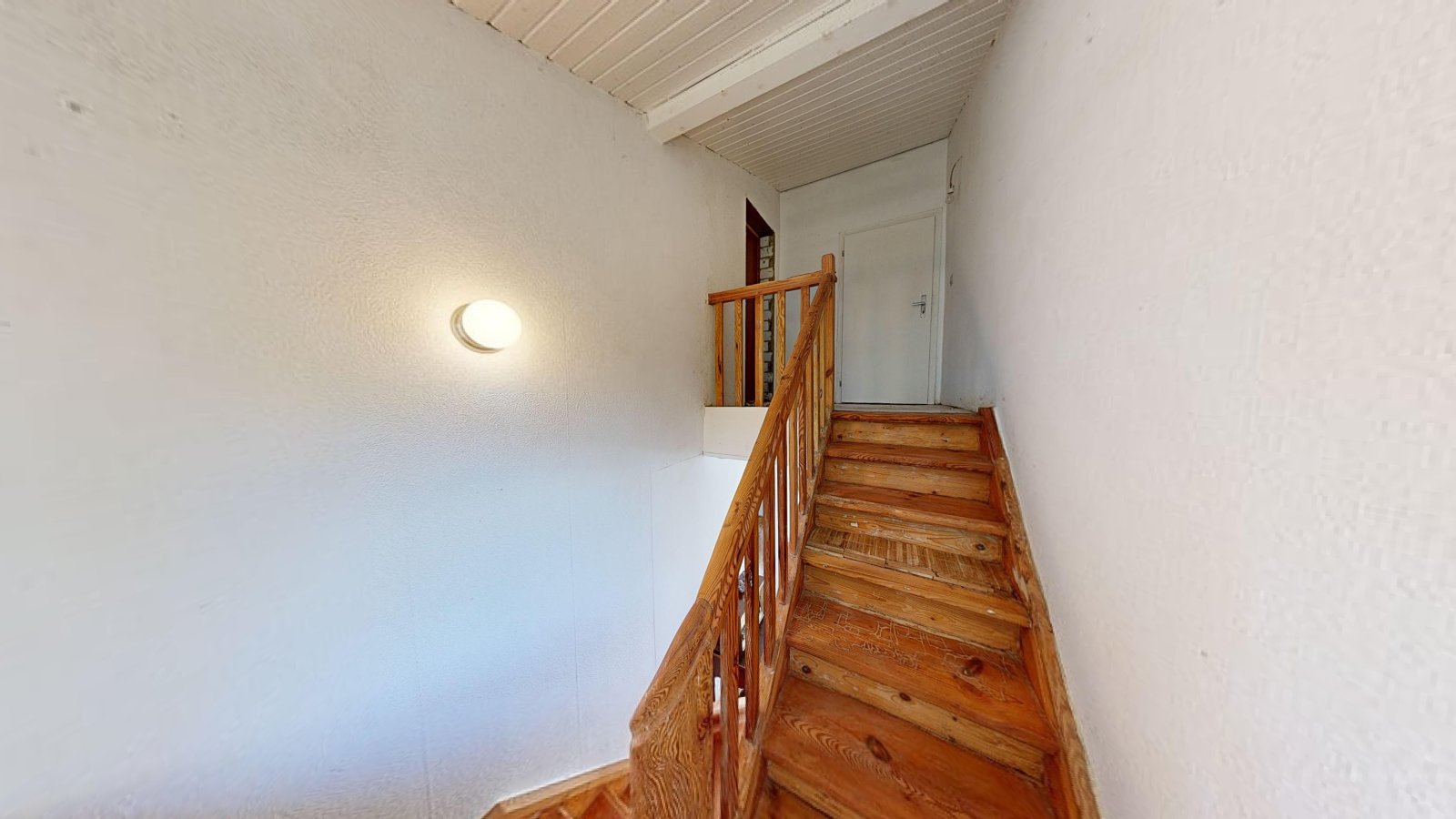 *VERKAUFT* | Einfamilienhaus mit Einliegerwohnung, 3 Garagen & Garten in attraktiver Wohnlage