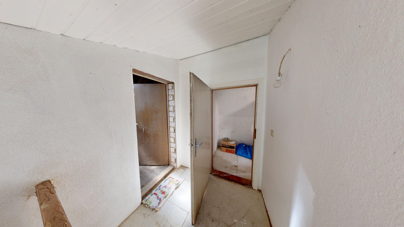 *VERKAUFT* | Einfamilienhaus mit Einliegerwohnung, 3 Garagen & Garten in attraktiver Wohnlage