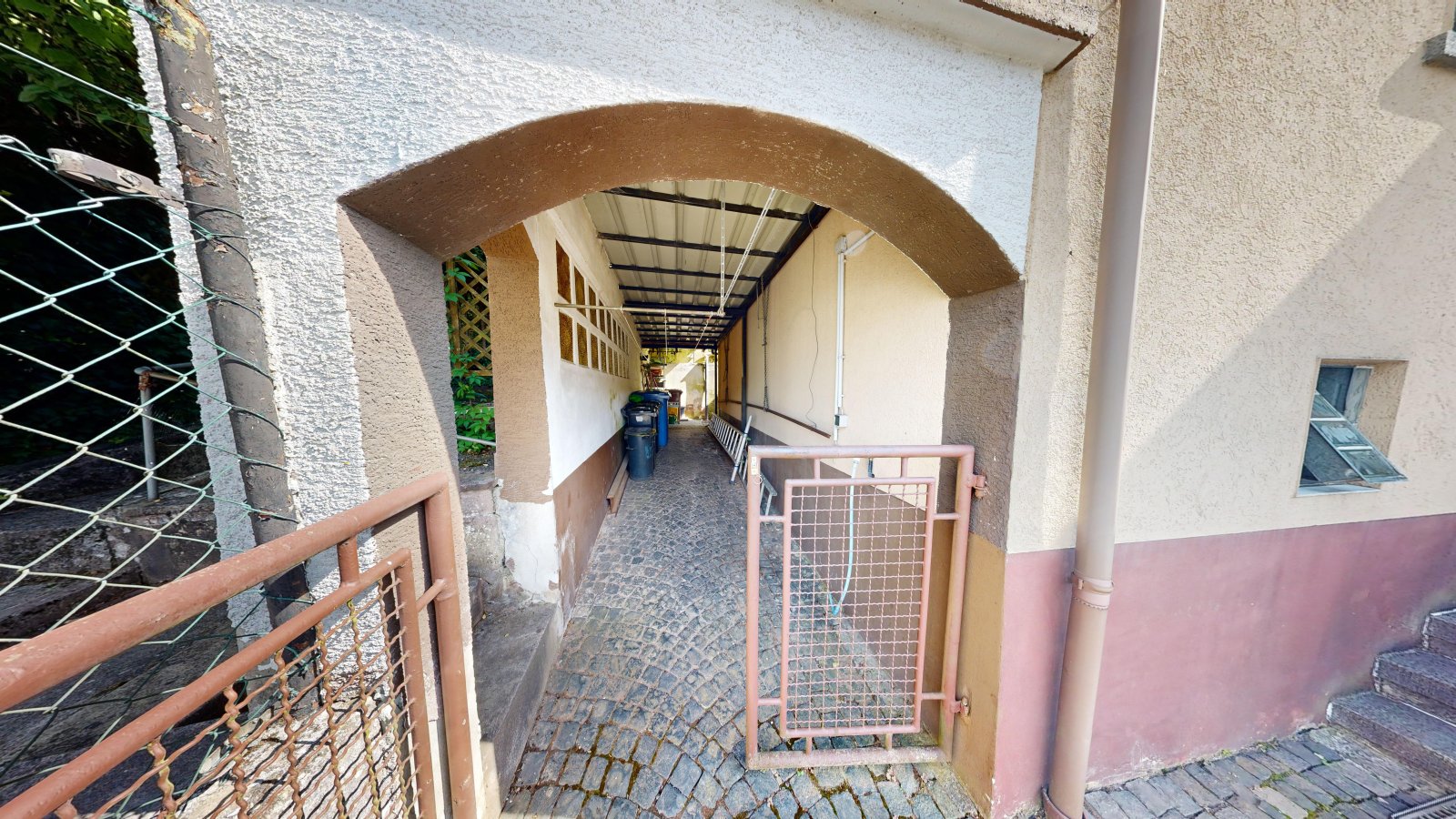 *VERKAUFT* | Einfamilienhaus mit Einliegerwohnung, 3 Garagen & Garten in attraktiver Wohnlage