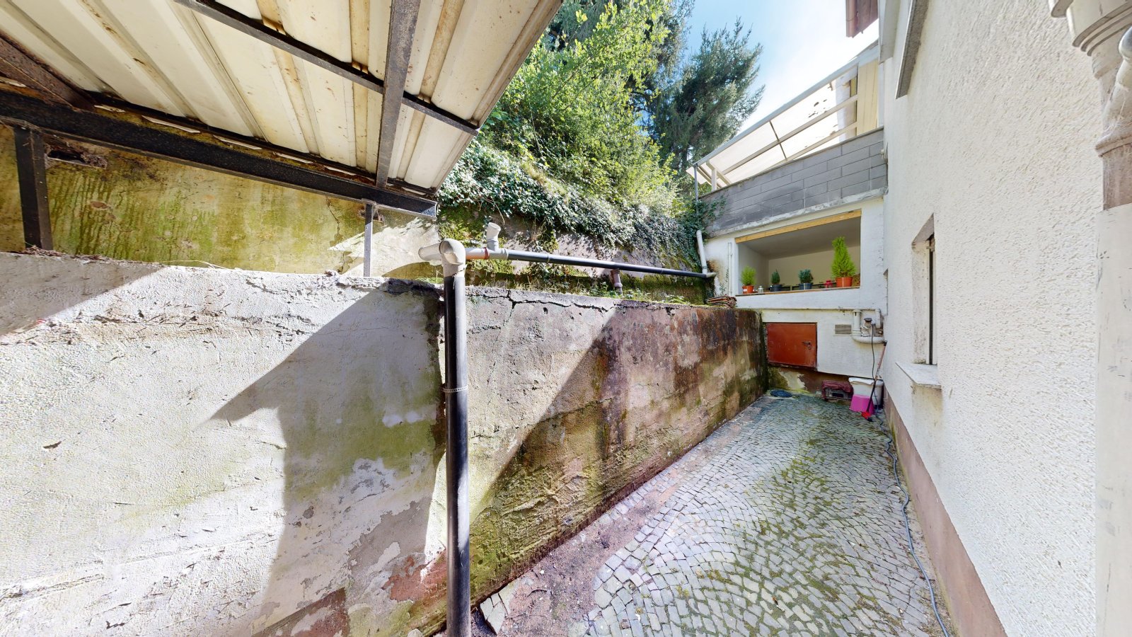 *VERKAUFT* | Einfamilienhaus mit Einliegerwohnung, 3 Garagen & Garten in attraktiver Wohnlage