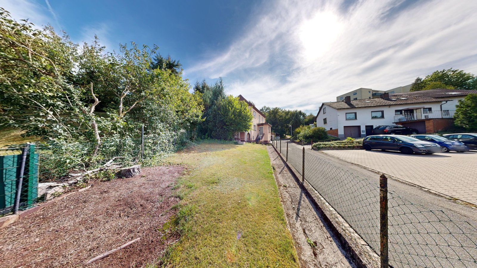 *VERKAUFT* | Einfamilienhaus mit Einliegerwohnung, 3 Garagen & Garten in attraktiver Wohnlage