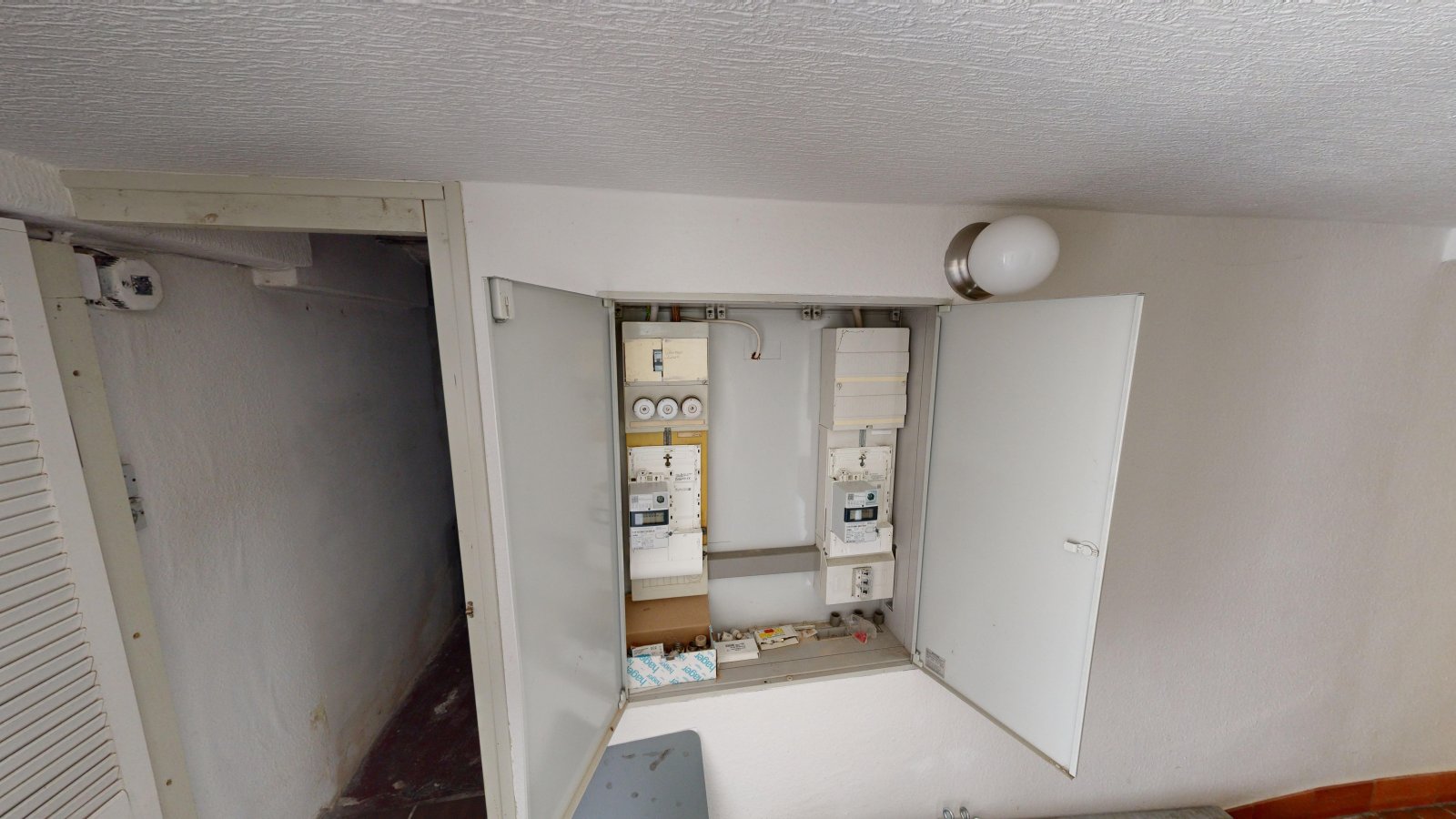 *VERKAUFT* | Einfamilienhaus mit Einliegerwohnung, 3 Garagen & Garten in attraktiver Wohnlage