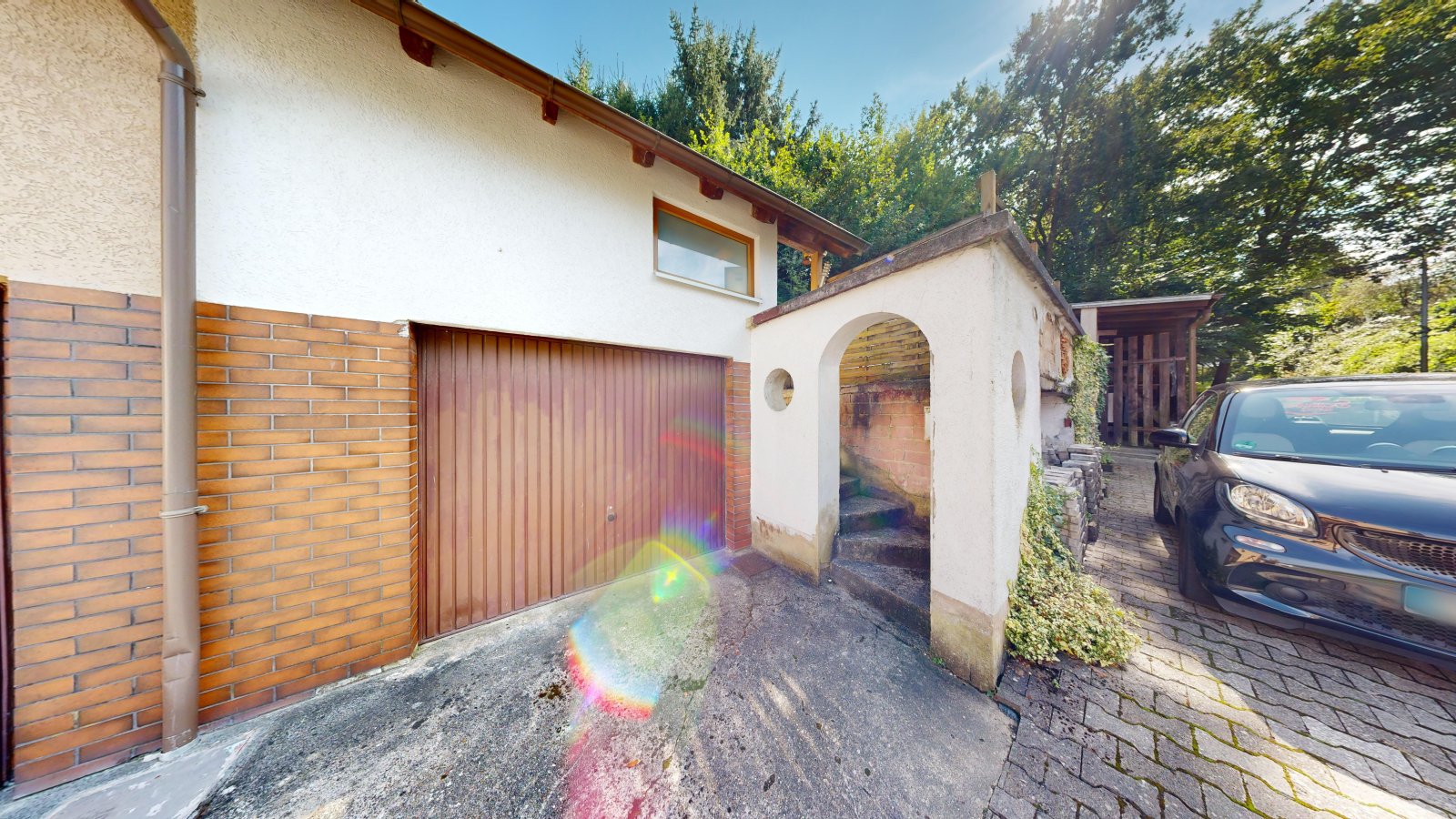 *VERKAUFT* | Einfamilienhaus mit Einliegerwohnung, 3 Garagen & Garten in attraktiver Wohnlage