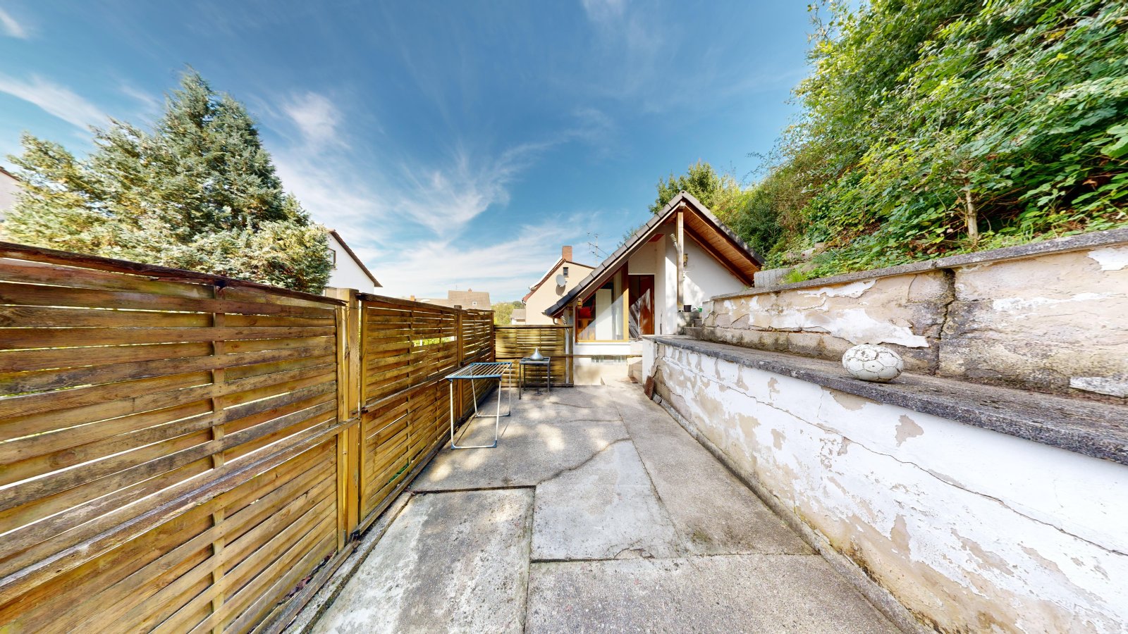 *VERKAUFT* | Einfamilienhaus mit Einliegerwohnung, 3 Garagen & Garten in attraktiver Wohnlage