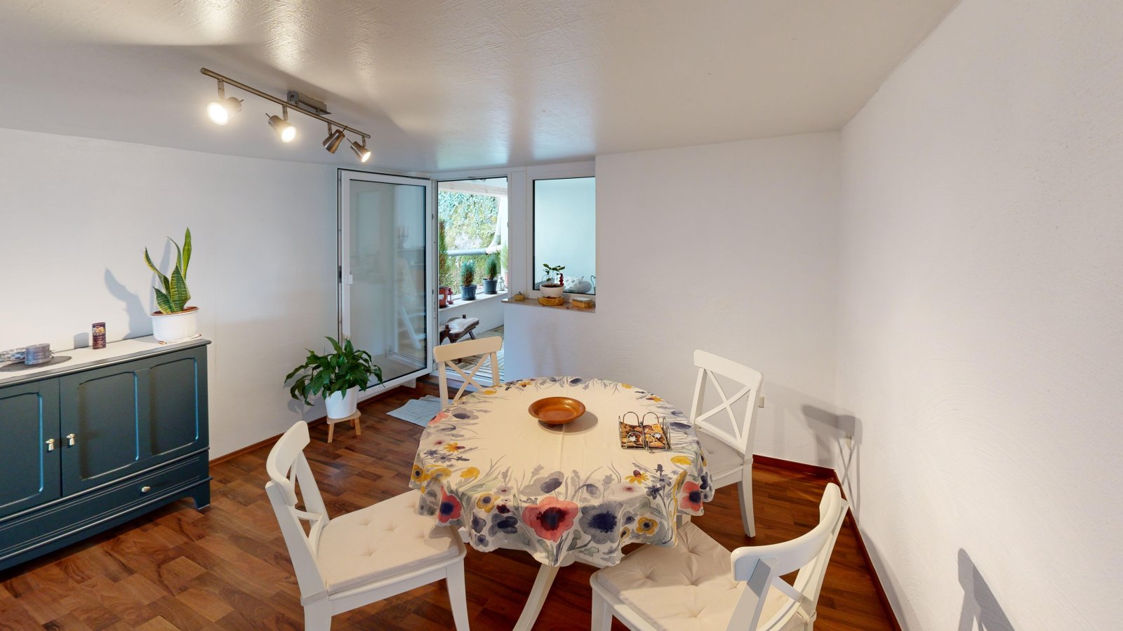 *VERKAUFT* | Einfamilienhaus mit Einliegerwohnung, 3 Garagen & Garten in attraktiver Wohnlage