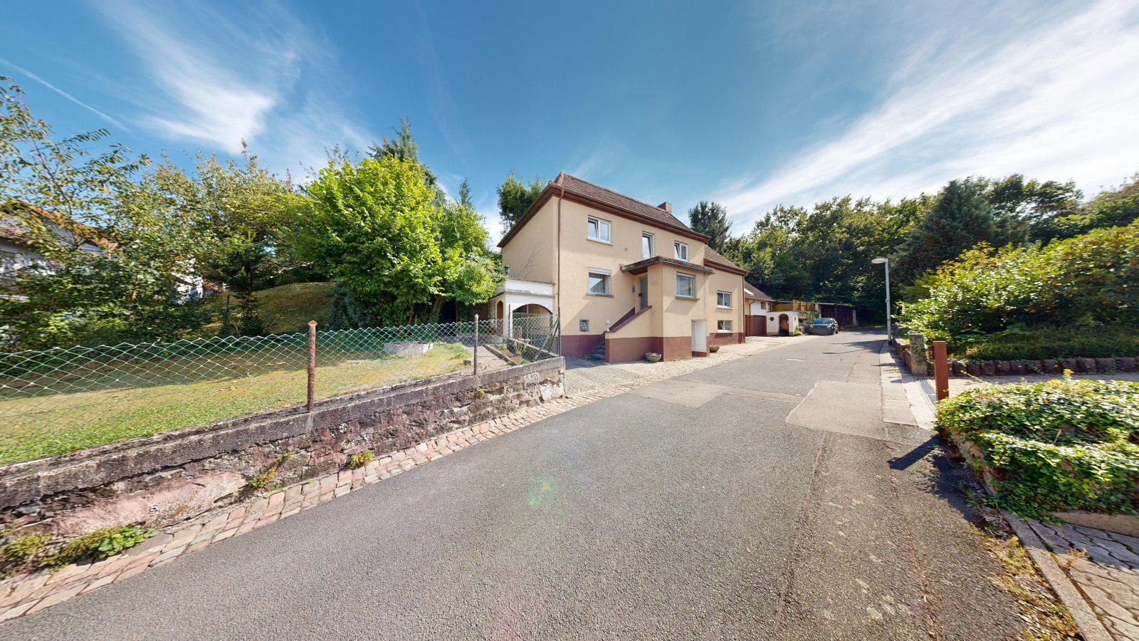 *VERKAUFT* | Einfamilienhaus mit Einliegerwohnung, 3 Garagen & Garten in attraktiver Wohnlage