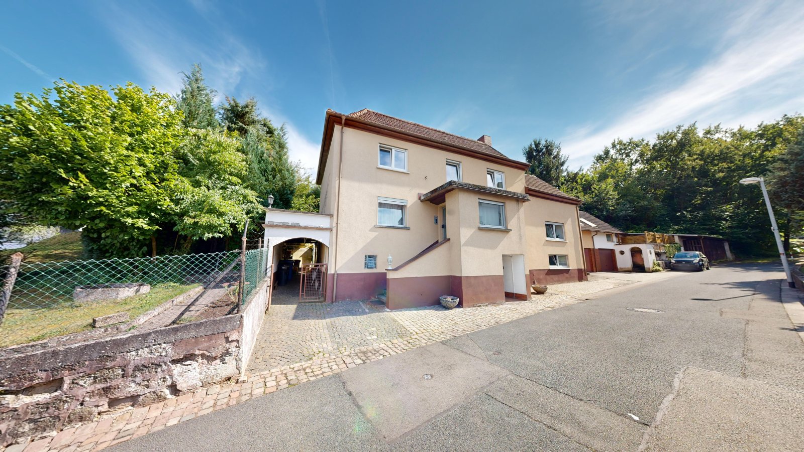 *VERKAUFT* | Einfamilienhaus mit Einliegerwohnung, 3 Garagen & Garten in attraktiver Wohnlage