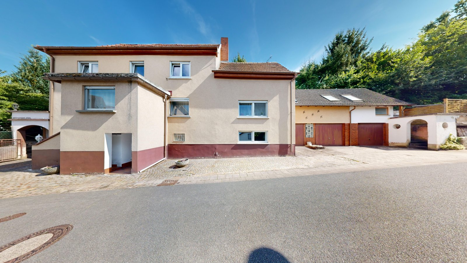 *VERKAUFT* | Einfamilienhaus mit Einliegerwohnung, 3 Garagen & Garten in attraktiver Wohnlage