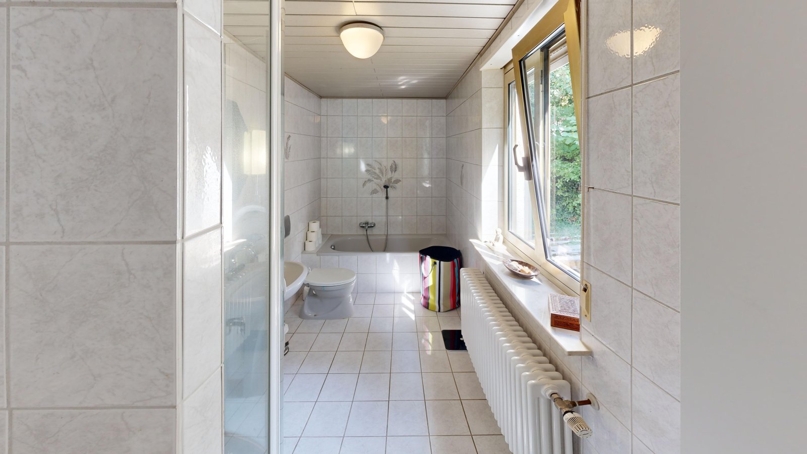 *VERKAUFT* | Einfamilienhaus mit Einliegerwohnung, 3 Garagen & Garten in attraktiver Wohnlage