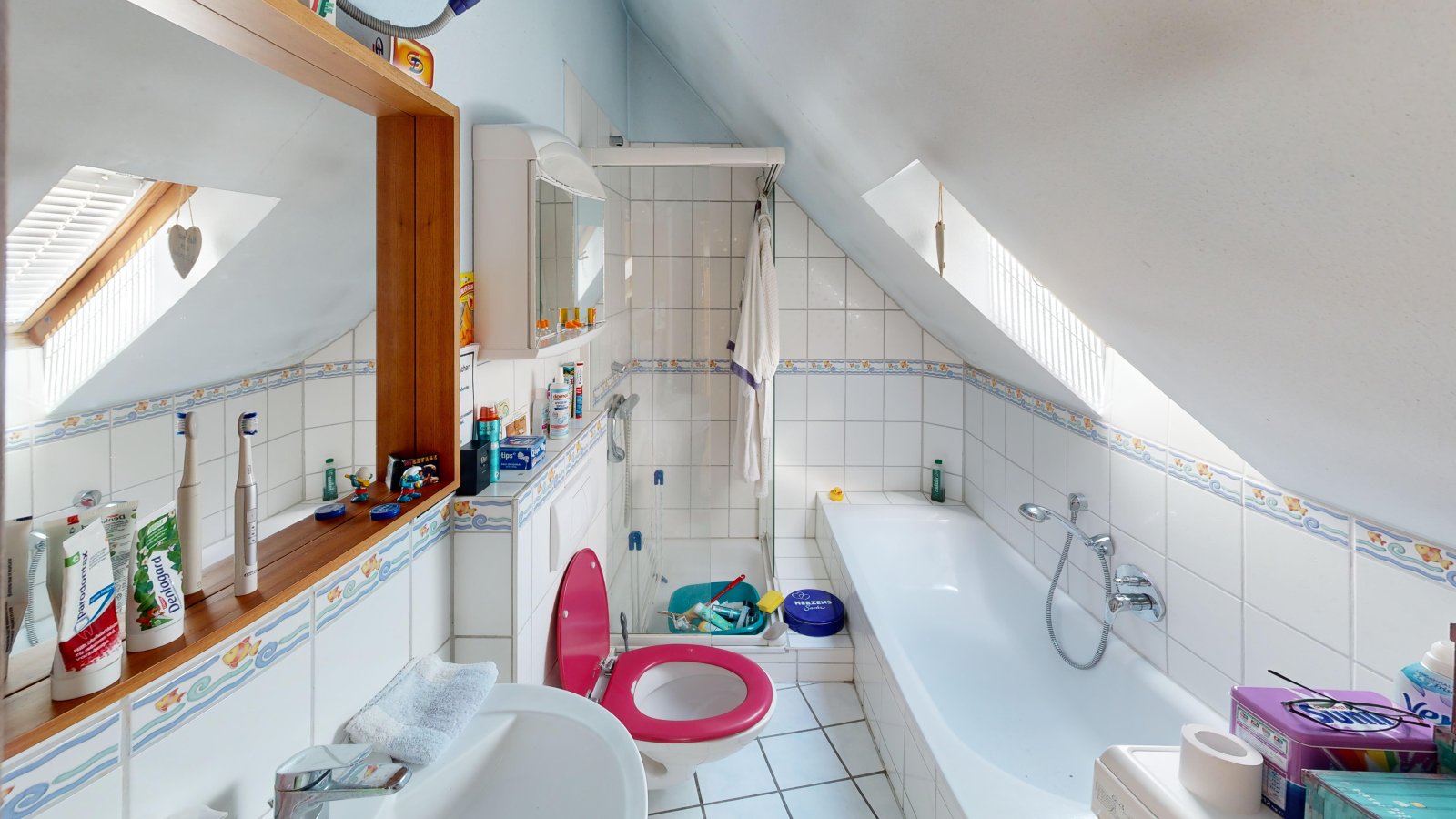 *VERKAUFT* | Einfamilienhaus mit Einliegerwohnung, 3 Garagen & Garten in attraktiver Wohnlage