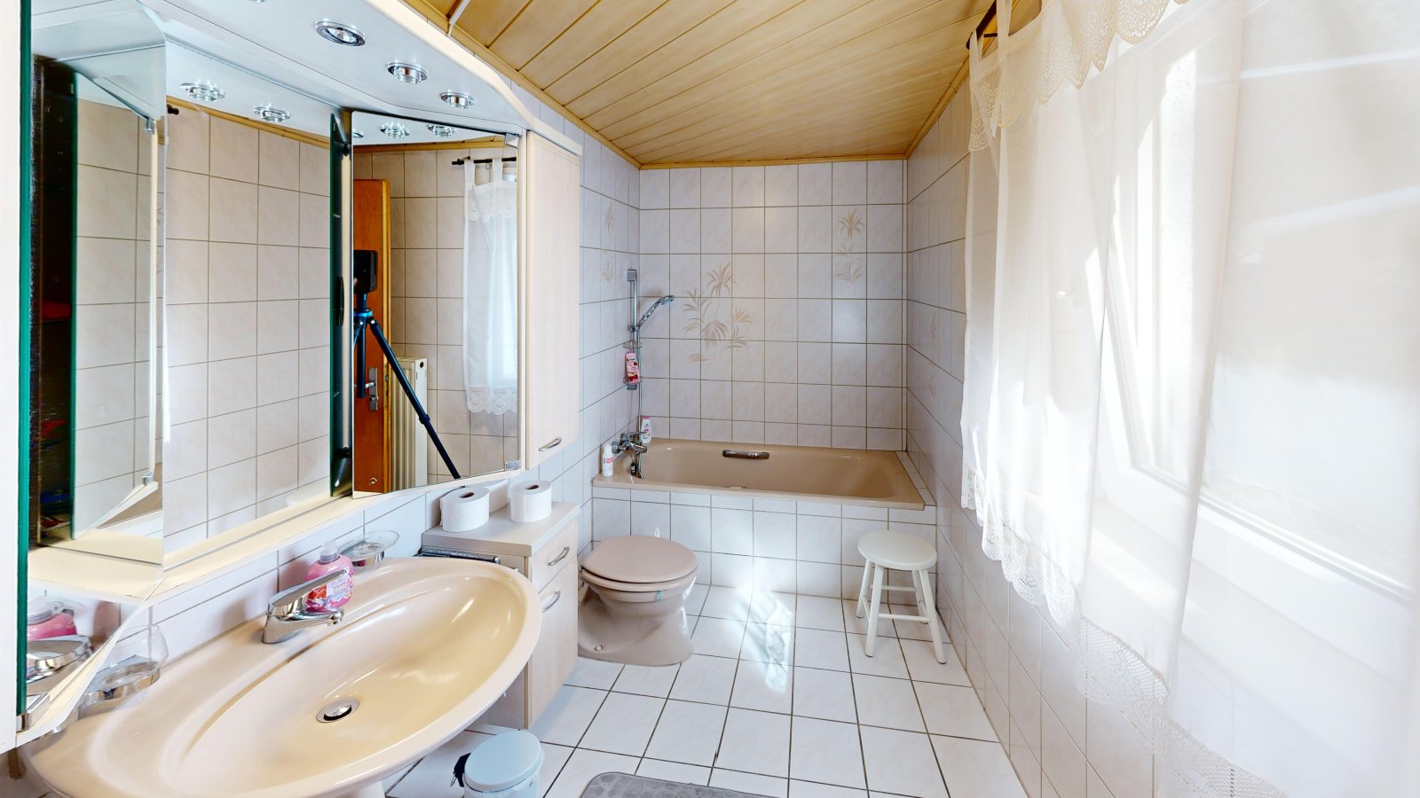 *VERKAUFT* | Einfamilienhaus mit Einliegerwohnung, 3 Garagen & Garten in attraktiver Wohnlage