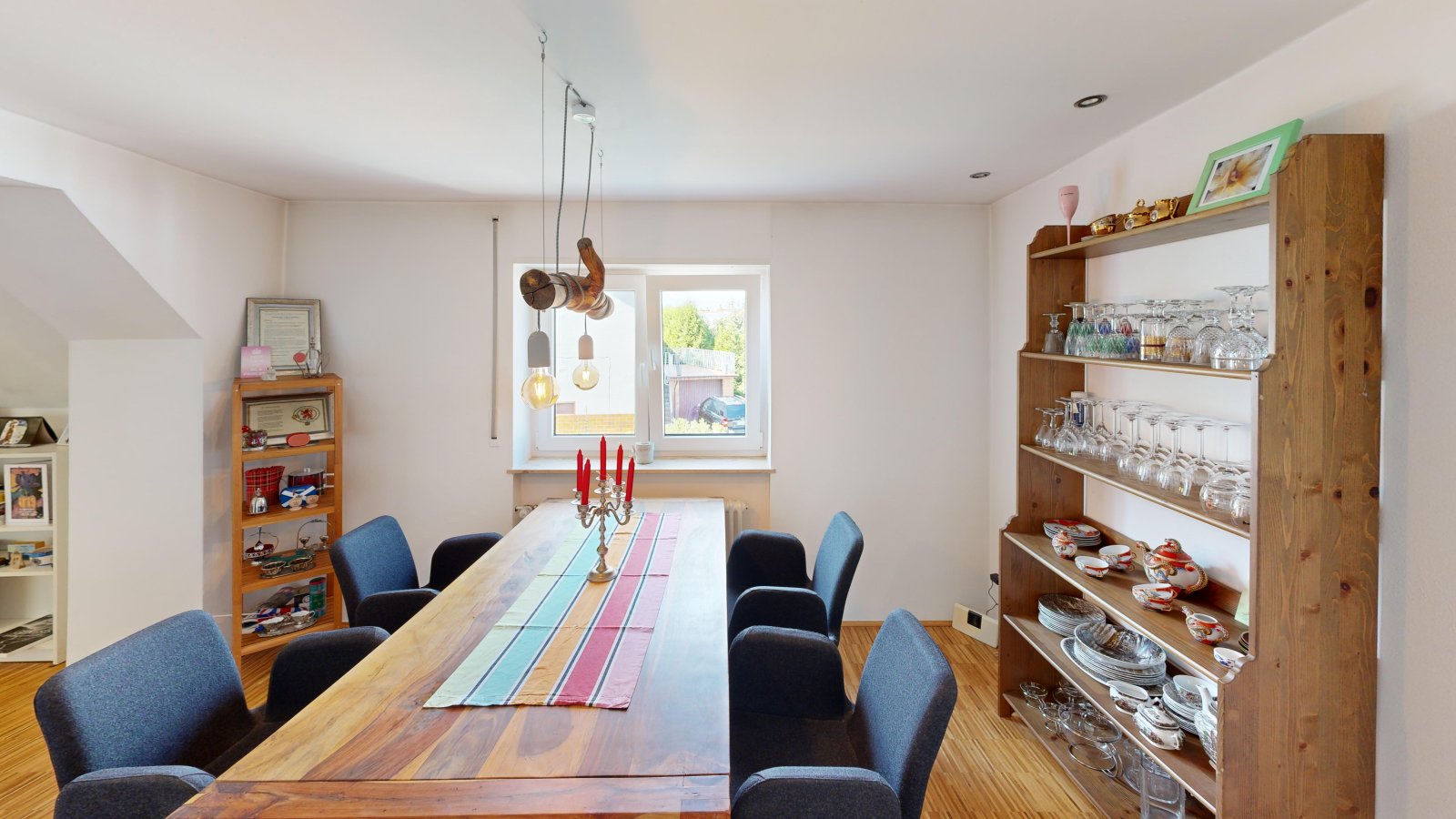 *VERKAUFT* | Einfamilienhaus mit Einliegerwohnung, 3 Garagen & Garten in attraktiver Wohnlage