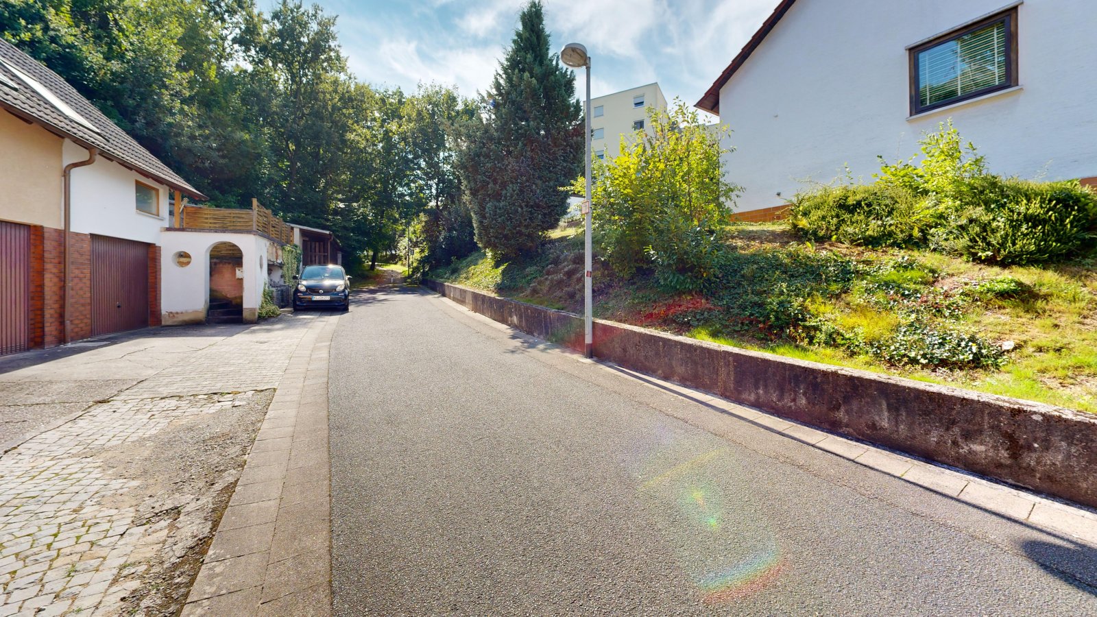 *VERKAUFT* | Einfamilienhaus mit Einliegerwohnung, 3 Garagen & Garten in attraktiver Wohnlage