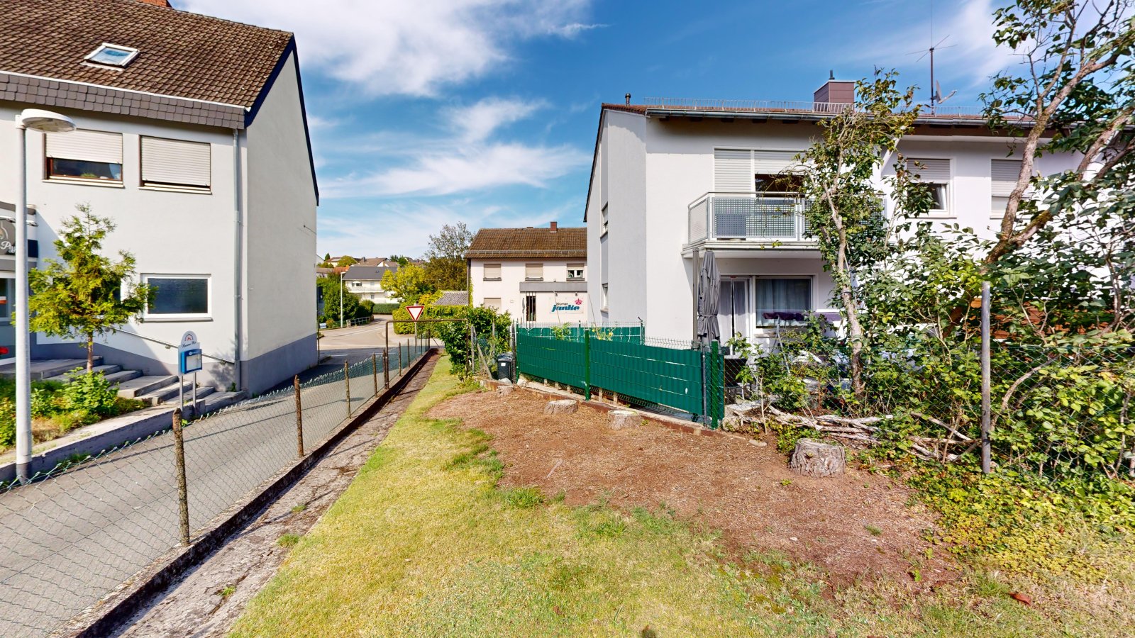 *VERKAUFT* | Einfamilienhaus mit Einliegerwohnung, 3 Garagen & Garten in attraktiver Wohnlage