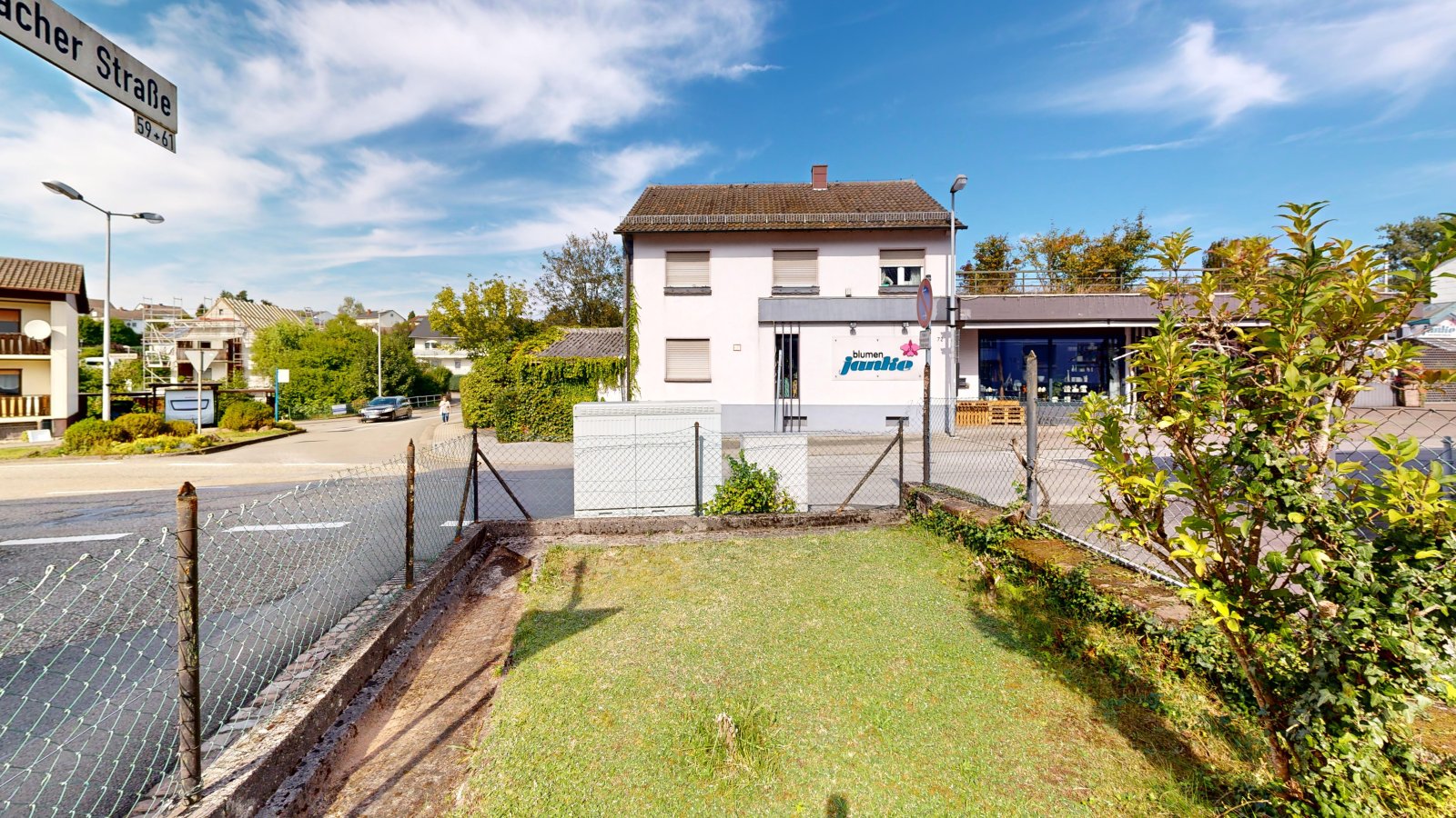 *VERKAUFT* | Einfamilienhaus mit Einliegerwohnung, 3 Garagen & Garten in attraktiver Wohnlage