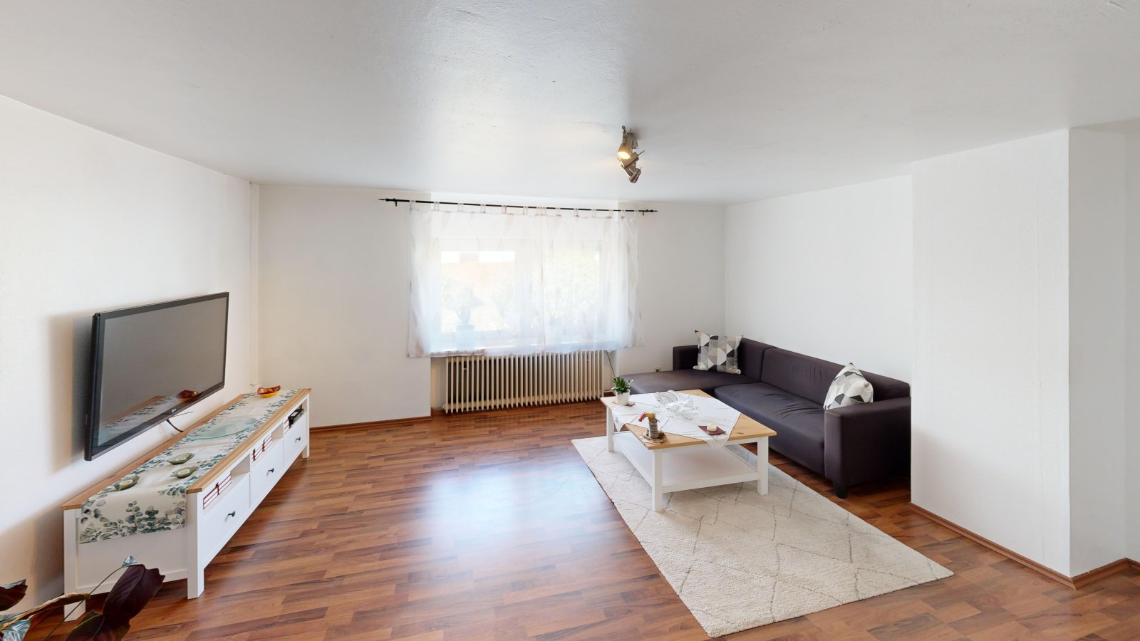 *VERKAUFT* | Einfamilienhaus mit Einliegerwohnung, 3 Garagen & Garten in attraktiver Wohnlage